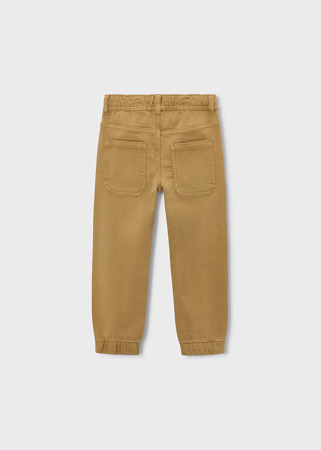 Dettaglio pantalone Mayoral bambino ocra con vita elasticizzata e coulisse