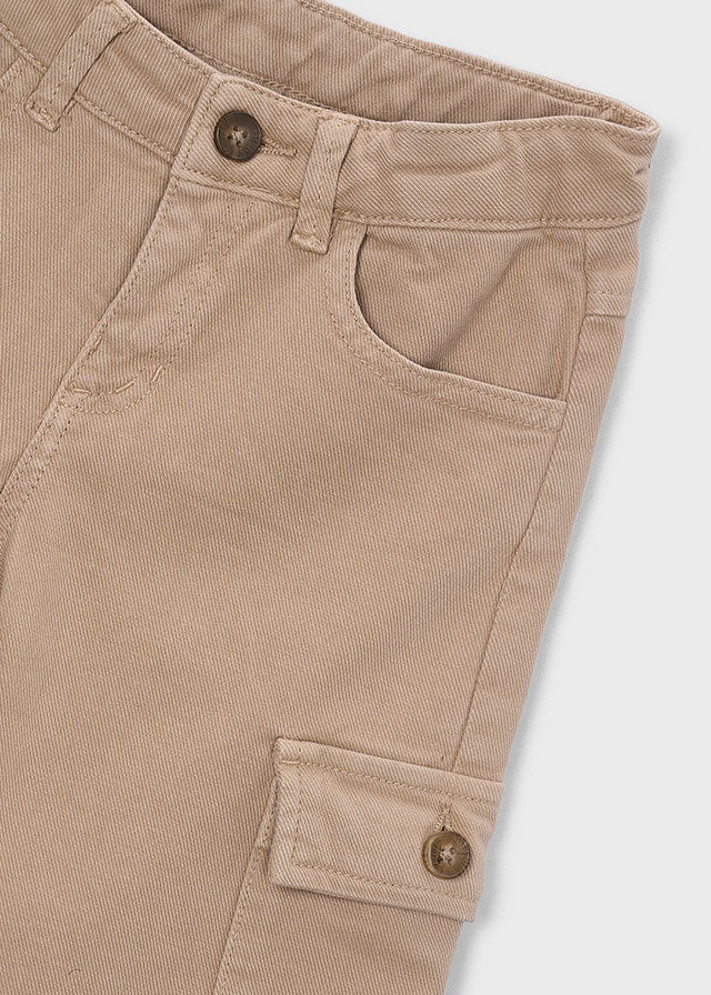 Dettaglio pantalone cargo Mayoral bambino beige con tasca laterale e chiusura