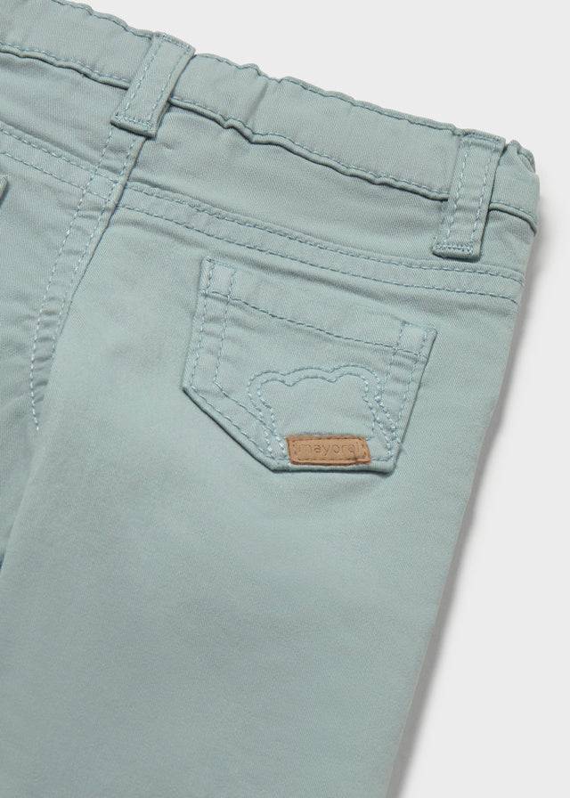 Dettaglio pantalone in twill verde acqua neonato Mayoral con tasca posteriore decorata