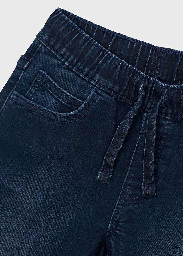 Dettaglio pantalone jeans Mayoral bambino con vita elasticizzata e coulisse