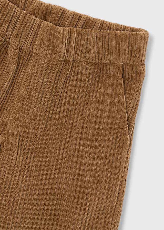 Dettaglio pantalone jogger Mayoral bambino in velluto a coste marrone con vita elasticizzata