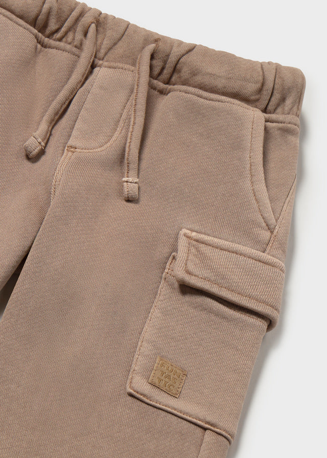 Dettaglio pantalone neonato Mayoral in felpa beige con coulisse e tasca cargo