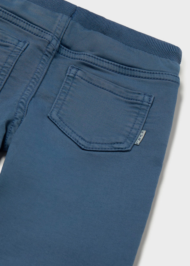 Dettaglio pantalone neonato Mayoral in twill blu indaco con tasca posteriore