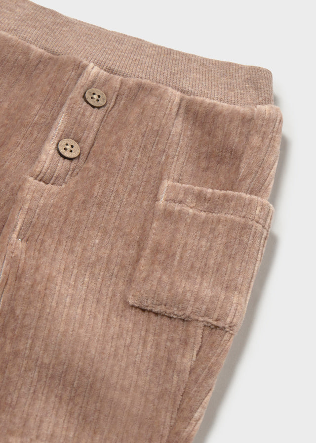 Dettaglio pantalone neonato Mayoral in velluto a coste marrone beige con vita elasticizzata e tasca