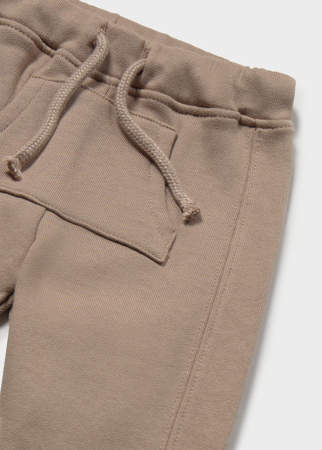 Dettaglio pantalone neonato Mayoral marrone con coulisse e tasca frontale