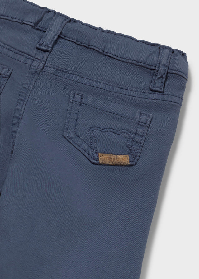 Dettaglio pantalone twill neonato Mayoral blu indigo con tasca posteriore decorata