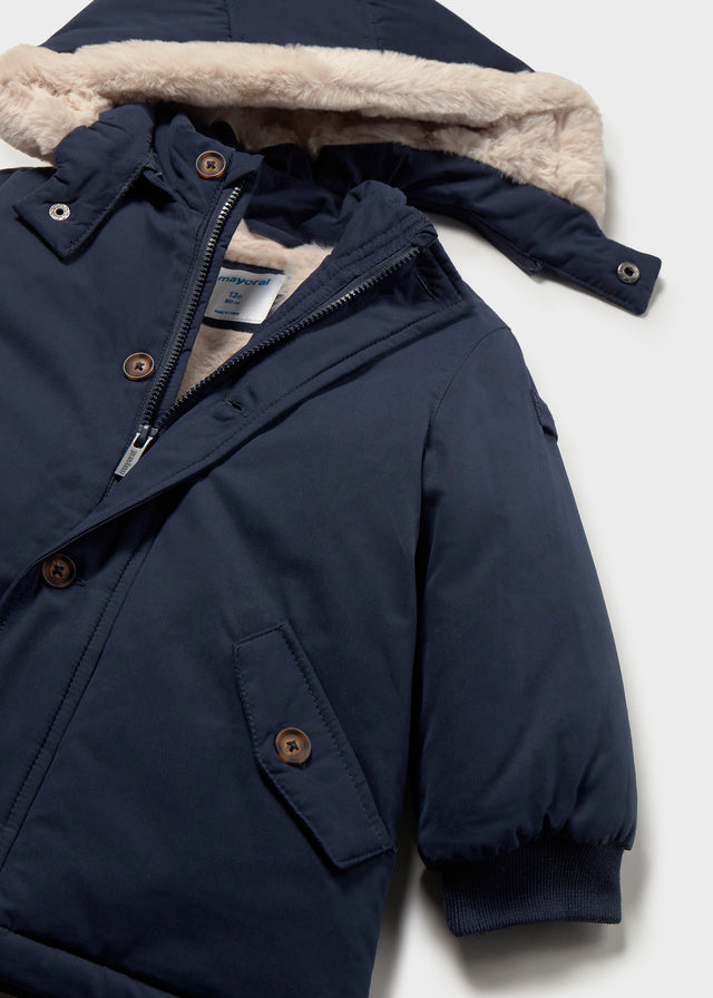 Dettaglio parka neonato Mayoral blu con cappuccio e bordo effetto pelliccia