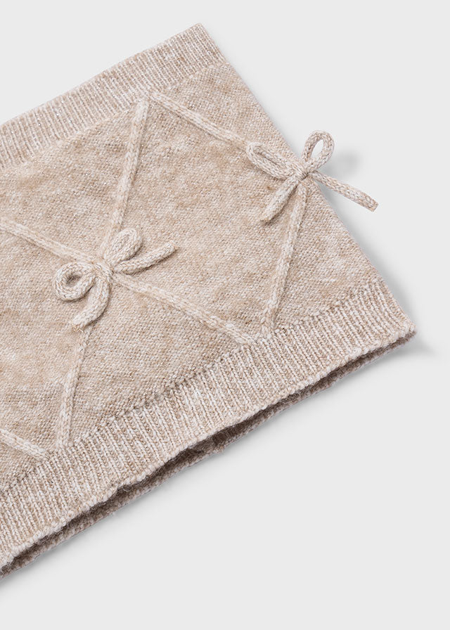 Dettaglio scaldacollo Mayoral bambina con fiocchi beige melange