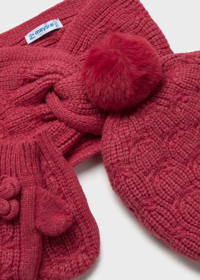 Dettaglio set Mayoral neonato in maglia rosso lampone con pompon e motivo floreale