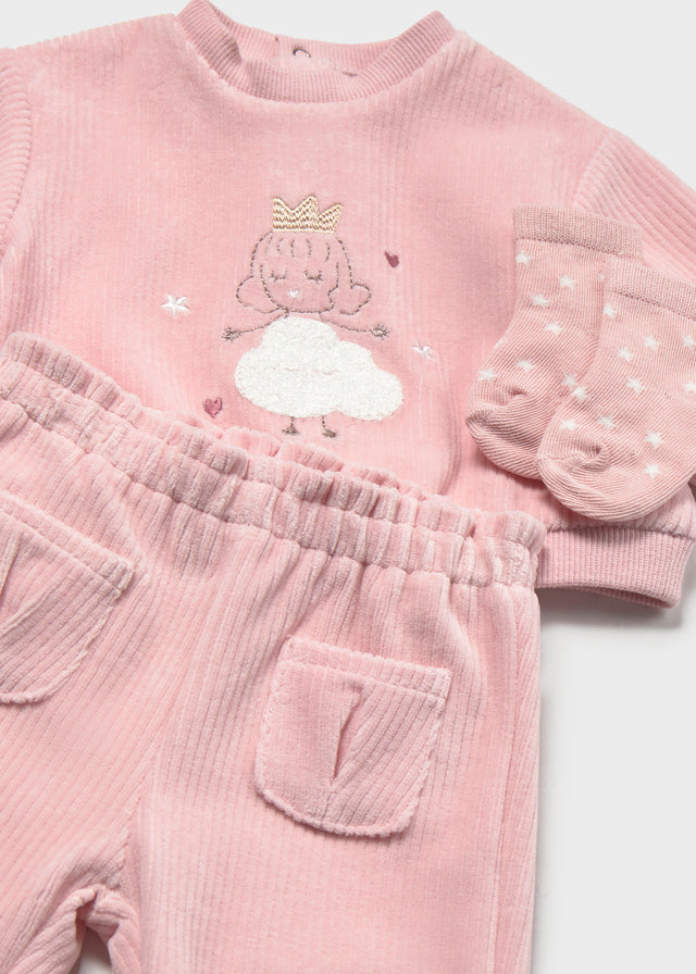 Dettaglio tuta neonata Mayoral rosa in velluto a costine con applicazione principessa