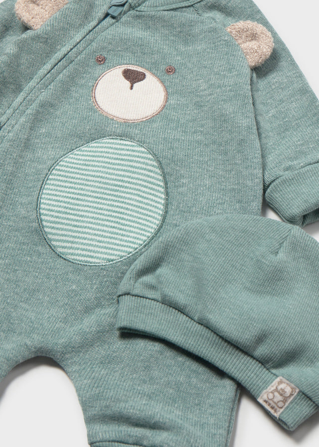 Dettaglio tutina neonato Mayoral con orsetto applicato, orecchie effetto peluche e cappellino