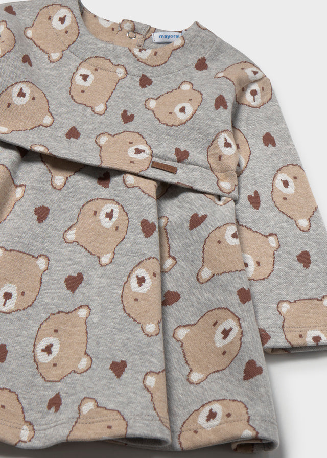 Dettaglio vestito Mayoral neonata con fantasia orsetti e cuori beige e marroni