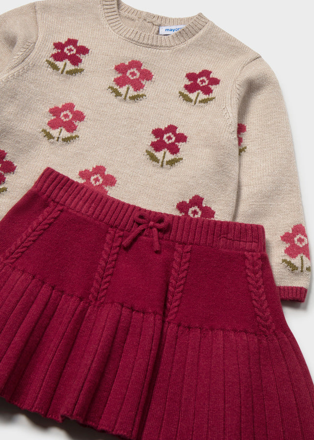 Dettaglio vestito Mayoral neonata con fiori bordeaux e gonna plissettata