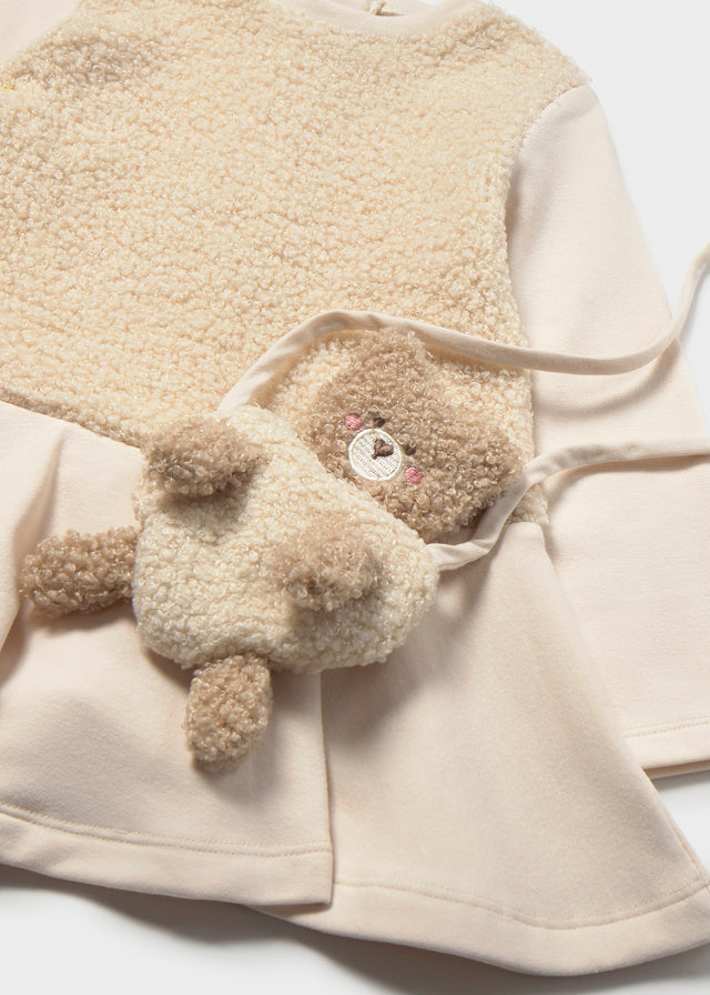 Dettaglio vestito Mayoral neonata con gilet teddy e borsetta orsetto