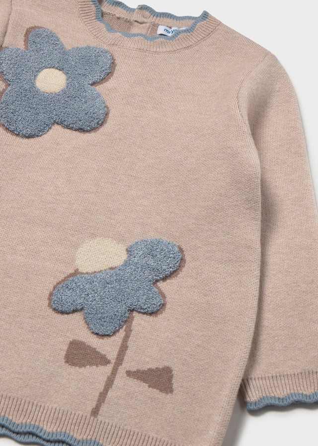 Dettaglio vestito Mayoral neonata in maglia con fiori azzurro polvere