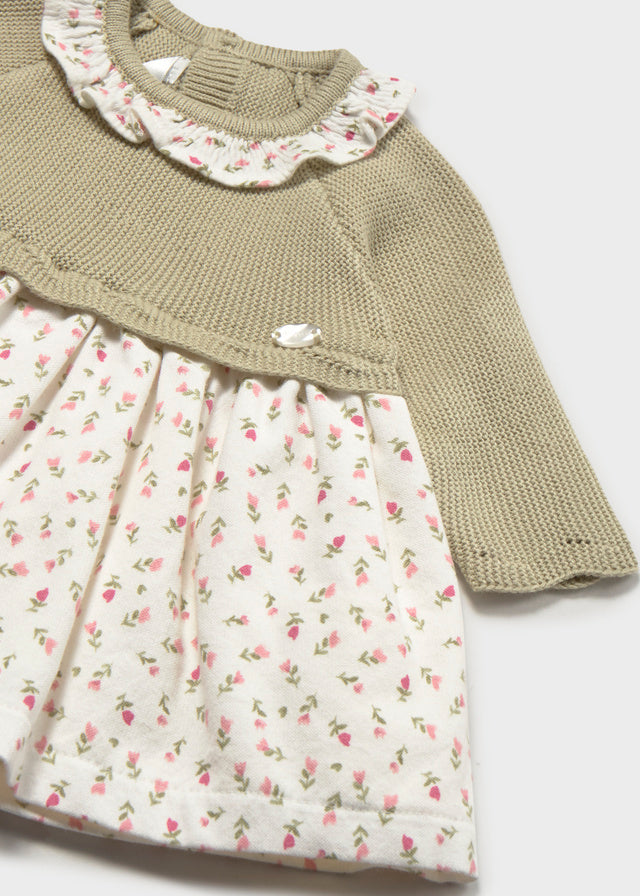 Dettaglio vestito neonata Mayoral con colletto floreale e gonna a fiori