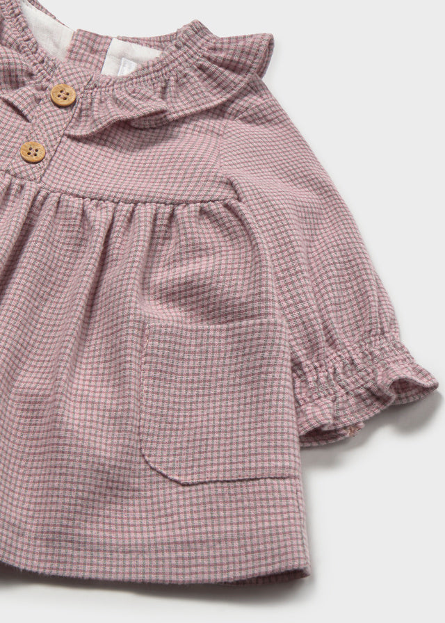 Dettaglio vestito neonata Mayoral con colletto volant tasche e maniche con volant