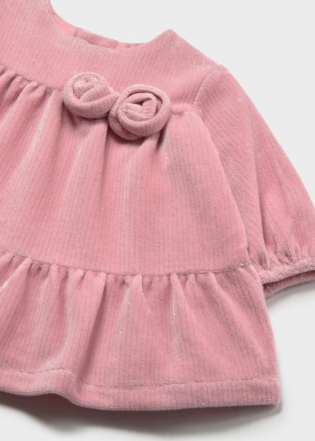 Dettaglio vestito neonata Mayoral rosa con doppio fiocco e gonna con volant