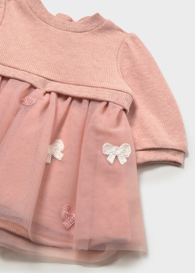 Dettaglio vestito neonata Mayoral rosa con fiocchi sulla gonna in tulle