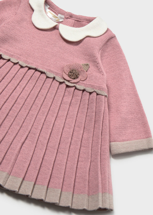 Dettaglio vestito neonata Mayoral rosa con fiore e colletto écru