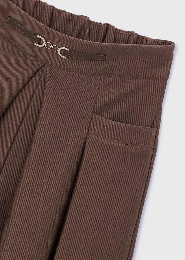 Dettaglio vita elasticizzata e tasca del pantalone bambina Mayoral marrone 16-04901-086