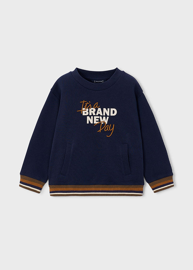 Felpa bambino Mayoral blu navy vista frontale con tasche e bordi a righe