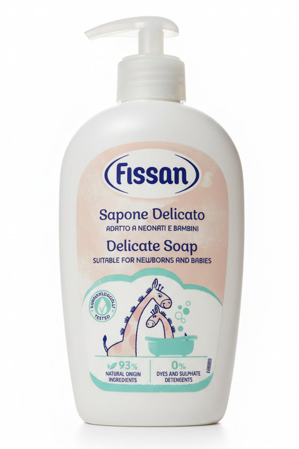 Fissan Baby Sapone Delicato 250 ml con estratti di camomilla, formula a pH fisiologico per la detersione quotidiana della pelle sensibile di neonati e bambini.