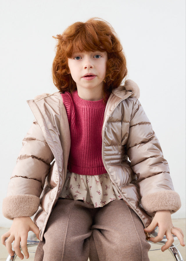 Giaccone bambina Mayoral metallizzato beige rosato con cappuccio in peluche