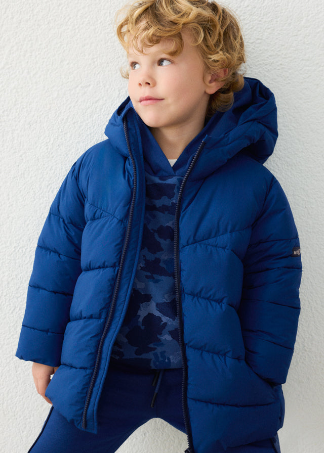 Giaccone bambino Mayoral blu imbottito con cappuccio indossato