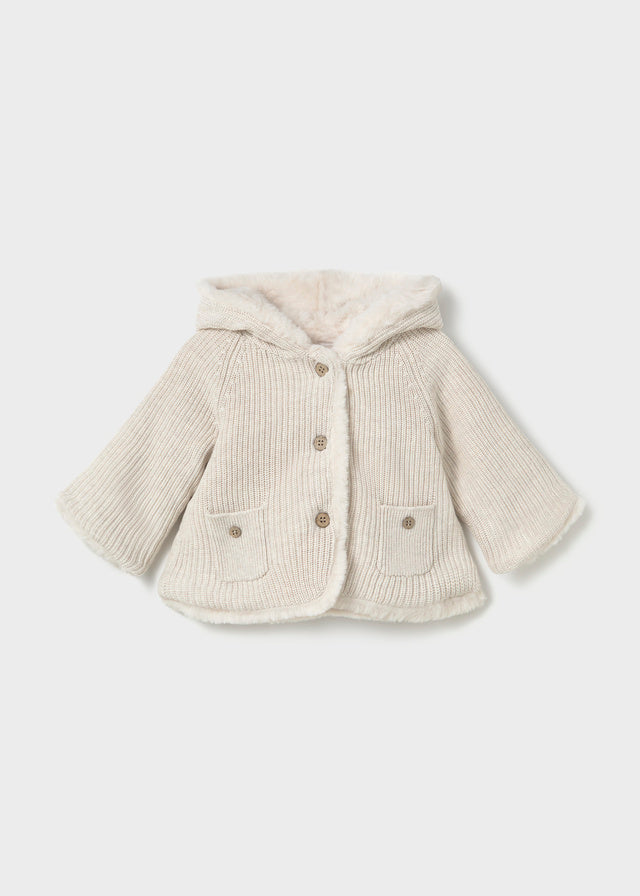 Giubbino in maglia neonata Mayoral color écru con cappuccio e tasche