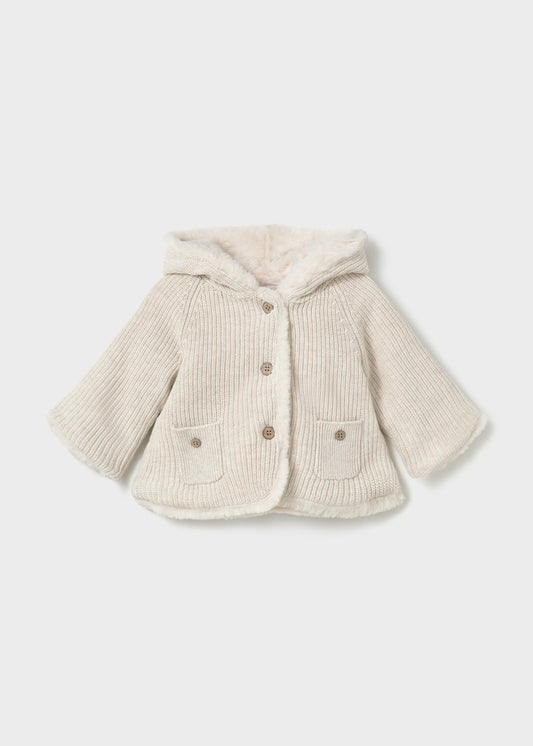 Giubbino in maglia neonata Mayoral color écru con cappuccio e tasche