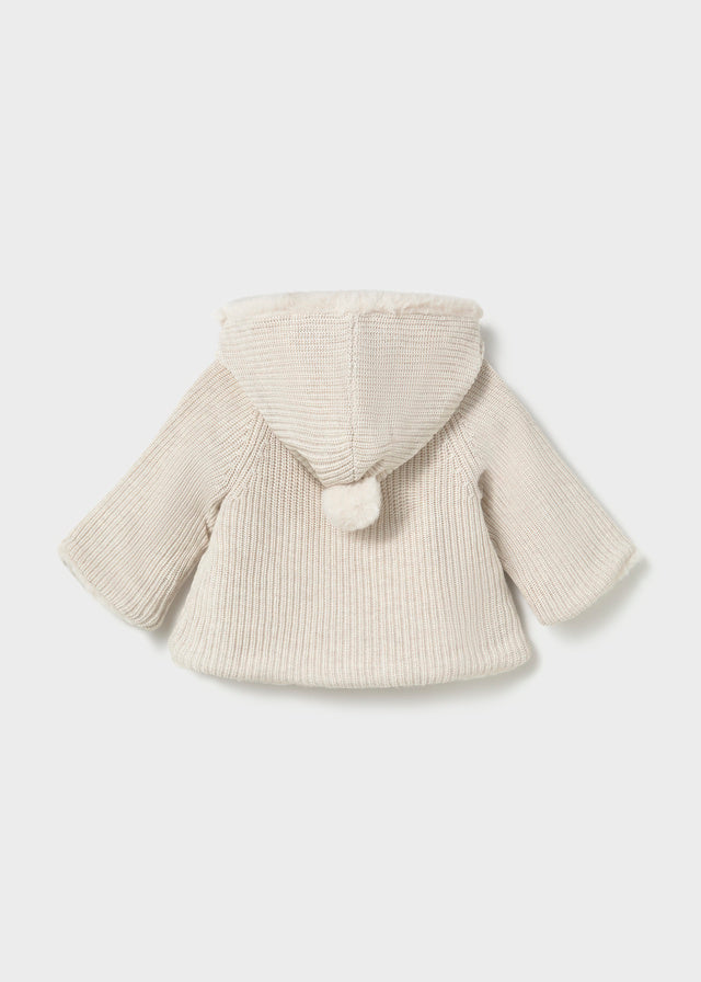 Giubbino in maglia neonata Mayoral color écru con cappuccio e tasche