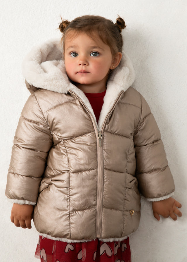 Giubbotto reversibile Mayoral neonata indossato con lato effetto piumino color bronzo