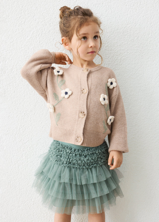 Gonna bambina Mayoral in tulle verde salvia con balze e volant indossata