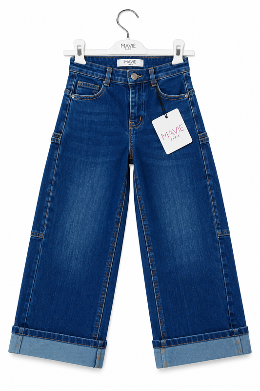 Jeans Mavie Paris da ragazza blu denim con risvolto a contrasto, vista frontale con bottone e tasche.