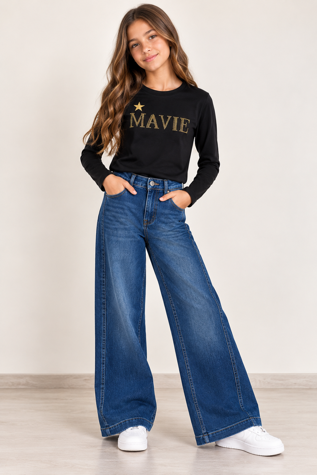 Jeans Mavie Paris da ragazza blu denim wide leg, vista frontale con bottone, zip e tasche.