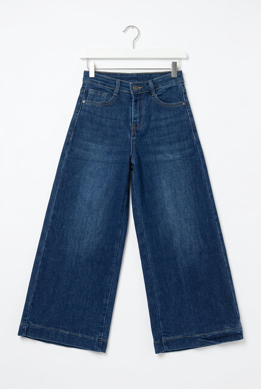 Jeans Mavie da ragazza blu denim wide leg, vista frontale con chiusura a bottone e tasche.