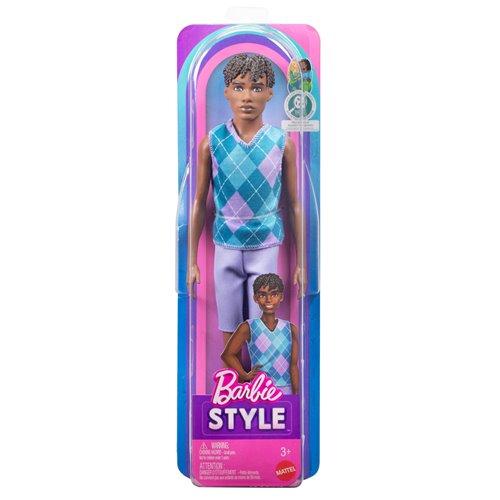 Ken Barbie con capelli castani acconciati in twists e outfit color lavanda.