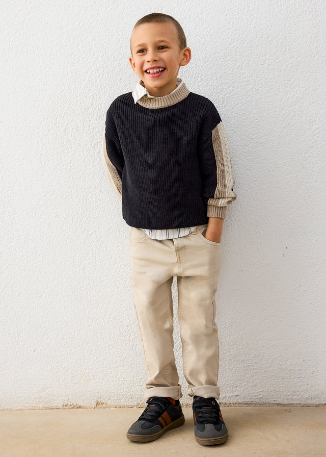 Maglione bambino Mayoral nero e beige indossato con camicia