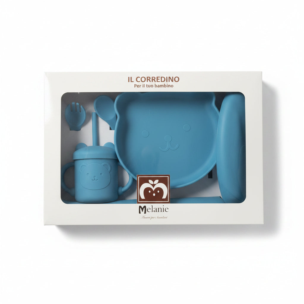Melanie Set Pappa Svezzamento in Silicone Azzurro con piatto e ciotola con ventosa, bicchiere con cannuccia, cucchiaio e forchetta, ideale per bambini.