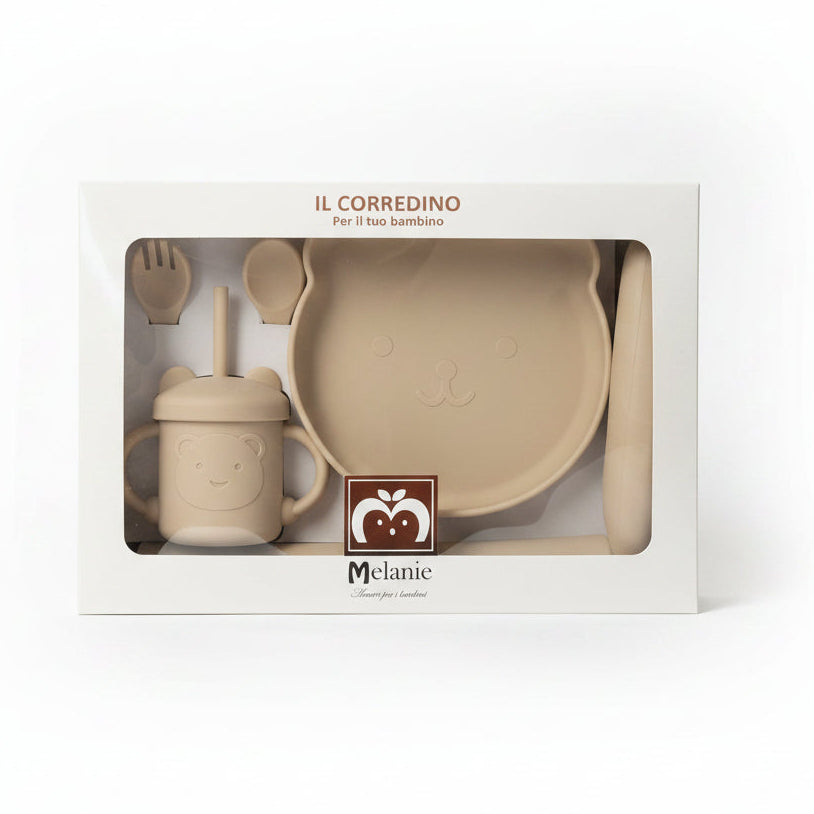 Melanie Set Pappa Svezzamento in Silicone Beige con piatto e ciotola con ventosa, bicchiere con cannuccia, cucchiaio e forchetta, ideale per bambini.