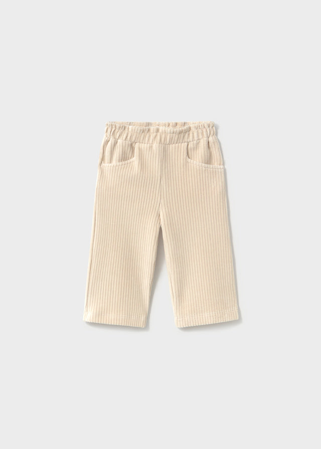 Pantalone beige Mayoral in microvelluto a coste indossato da bambina