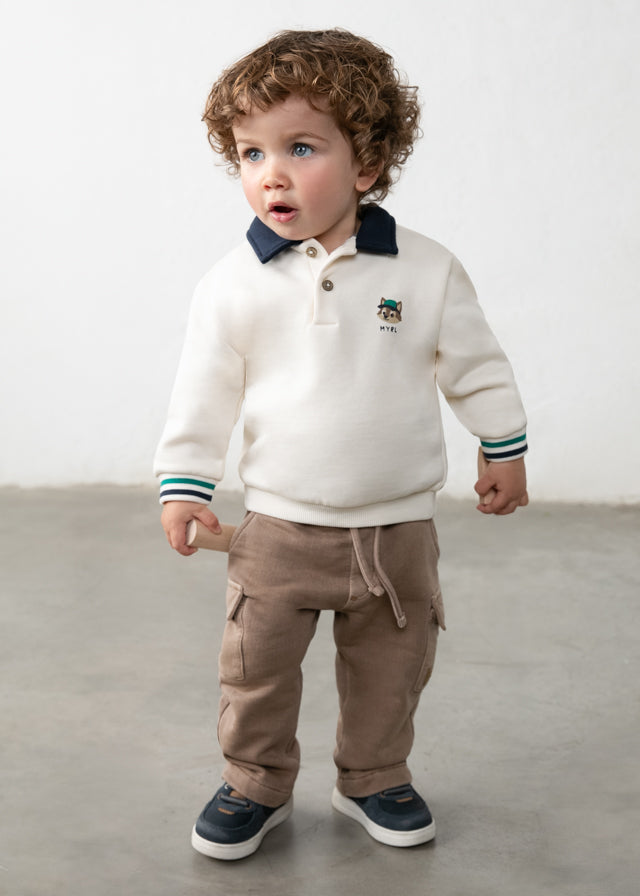 Pantalone cargo beige Mayoral indossato da bambino con vita elasticizzata e tasche