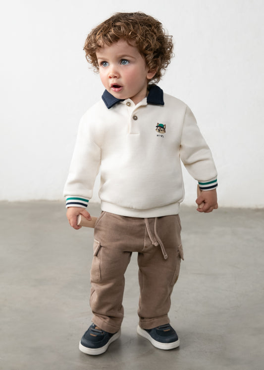 Pantalone cargo beige Mayoral indossato da bambino con vita elasticizzata e tasche