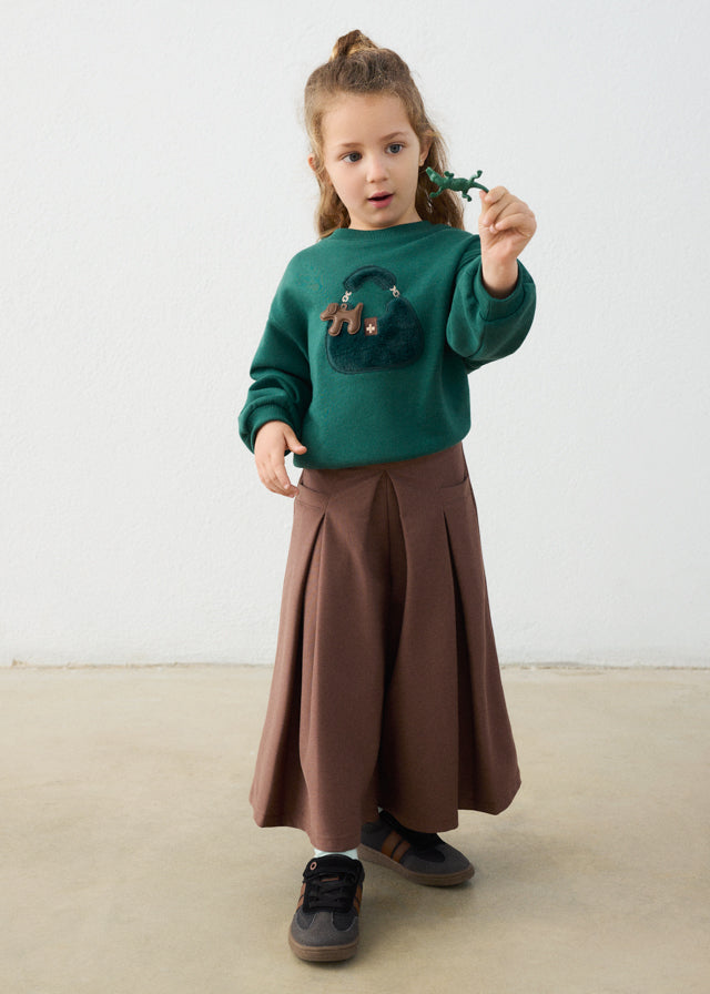 Pantalone culotte marrone Mayoral indossato da bambina