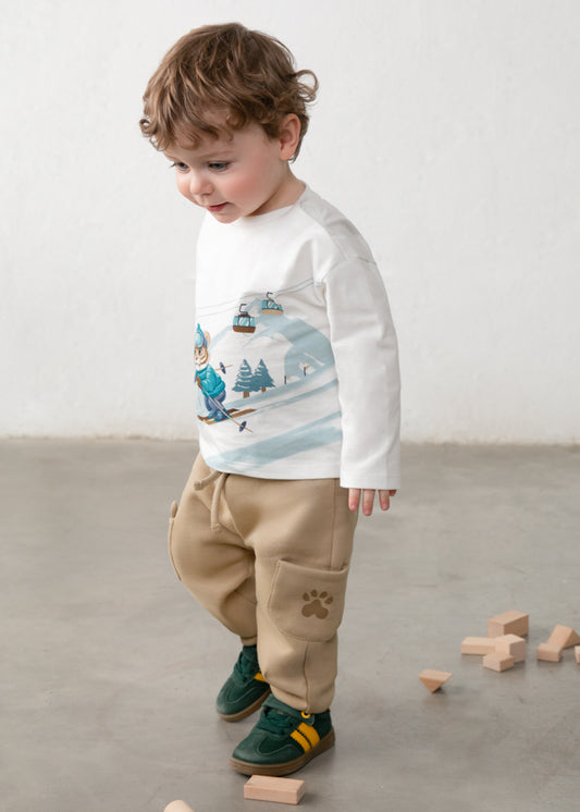 Pantalone jogger neonato Mayoral tortora con tasche animaletti indossato da bambino