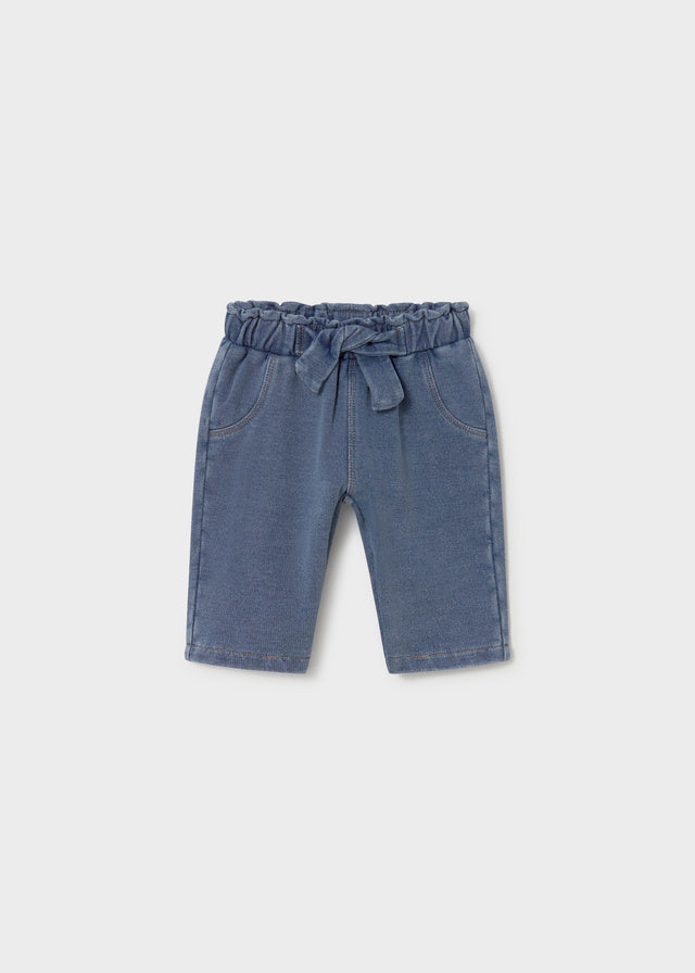 Pantalone lungo in denim blu medio neonato Mayoral con vita elasticizzata e fiocco