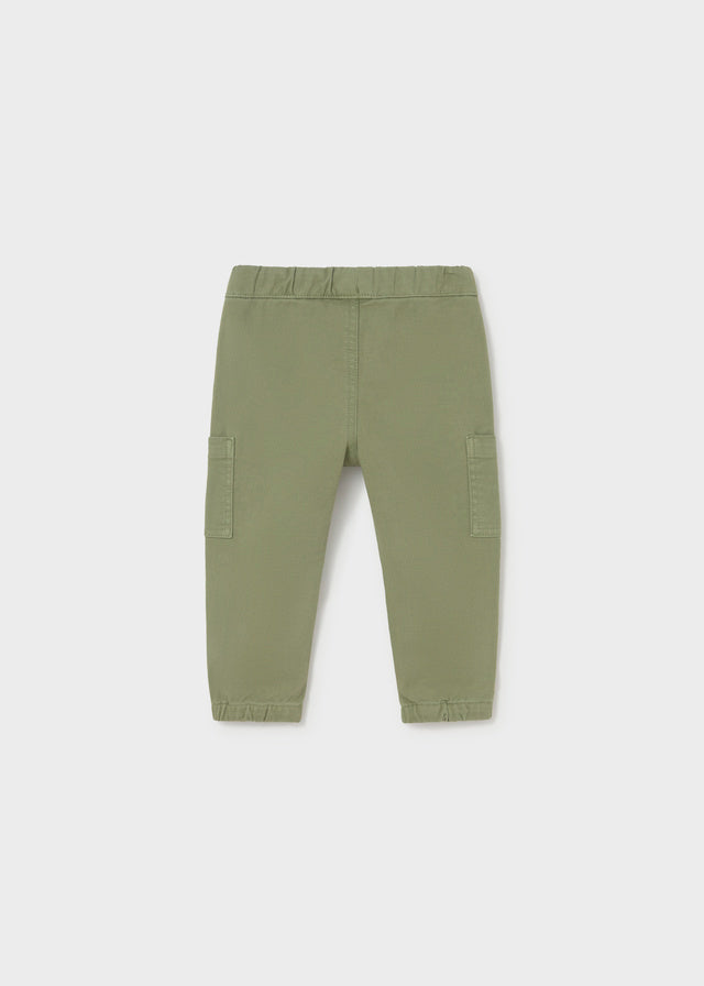 Pantalone lungo neonato Mayoral in punto panno verde salvia indossato da bambino