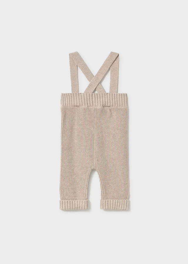 Dettaglio pantalone neonato Mayoral in maglia beige con bretella e bottone in legno