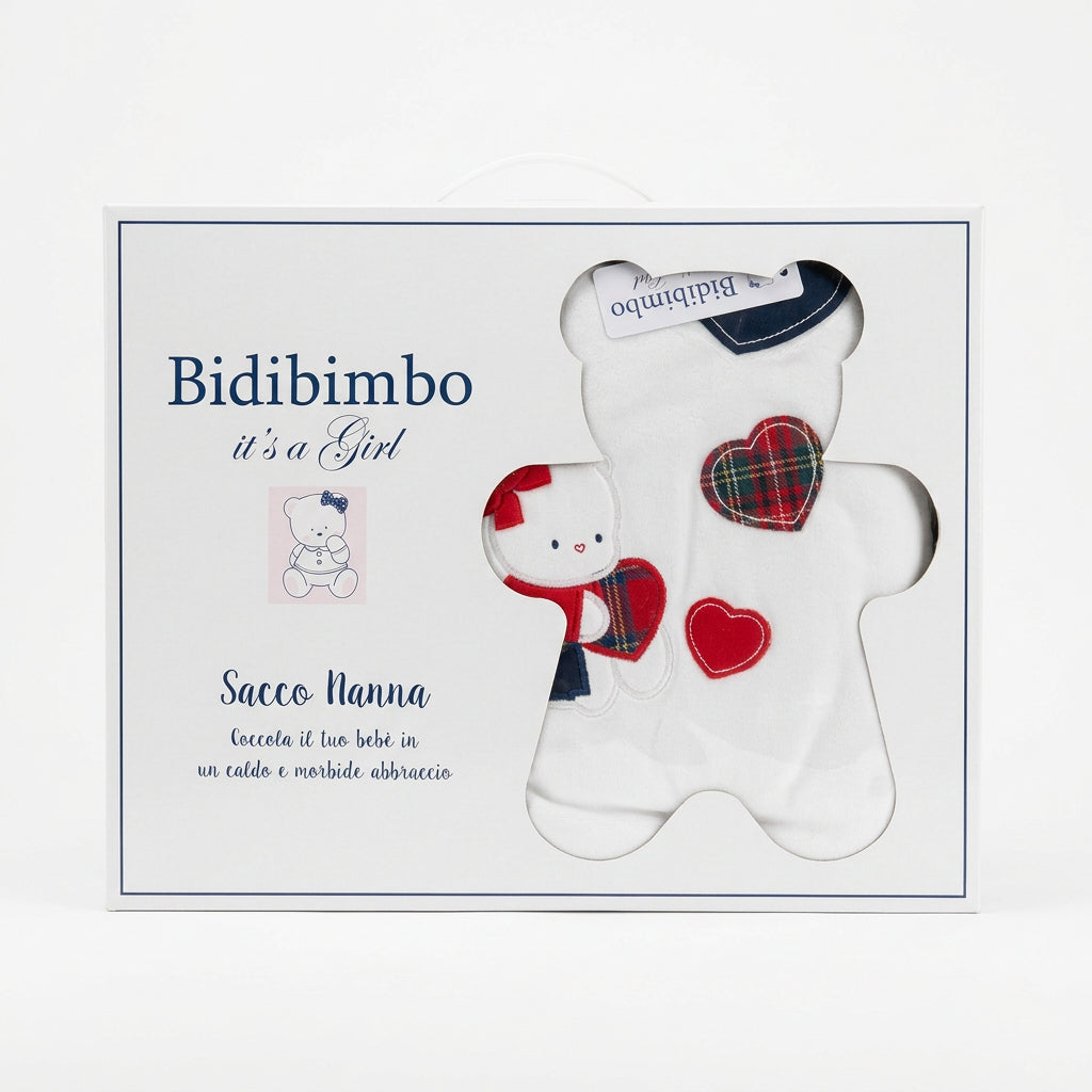 Sacco nanna neonato Bidibimbo color panna con cappuccio, applicazioni a forma di orsetto e cuori rossi, blu e scozzesi.